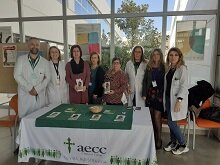Profesionales del hospital y voluntarios de la AECC