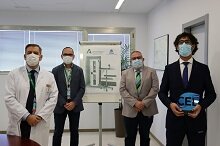 Directivos de la Agencia Pblica Sanitaria Poniente y responsables de la puesta en marcha del sistema 'eSIMS' posan con el premio otorgado