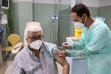 El mdico de Urgencias del Hospital de Poniente, Enrique Moyano recibe la vacuna contra la Covid-19