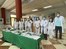 Profesionales del Hospital Universitario Poniente atendiendo la mesa informativa